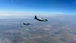 Proximamente los cisternas peruanos reabasteceran avion Mirage 2000P de la FAP.