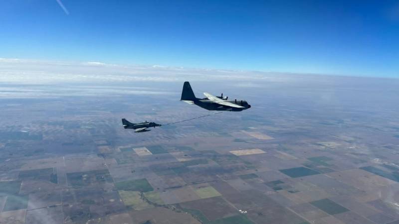 Proximamente los cisternas peruanos reabasteceran avion Mirage 2000P de la FAP. Proximamente los cisternas peruanos reabasteceran avion Mirage 2000P de la FAP.