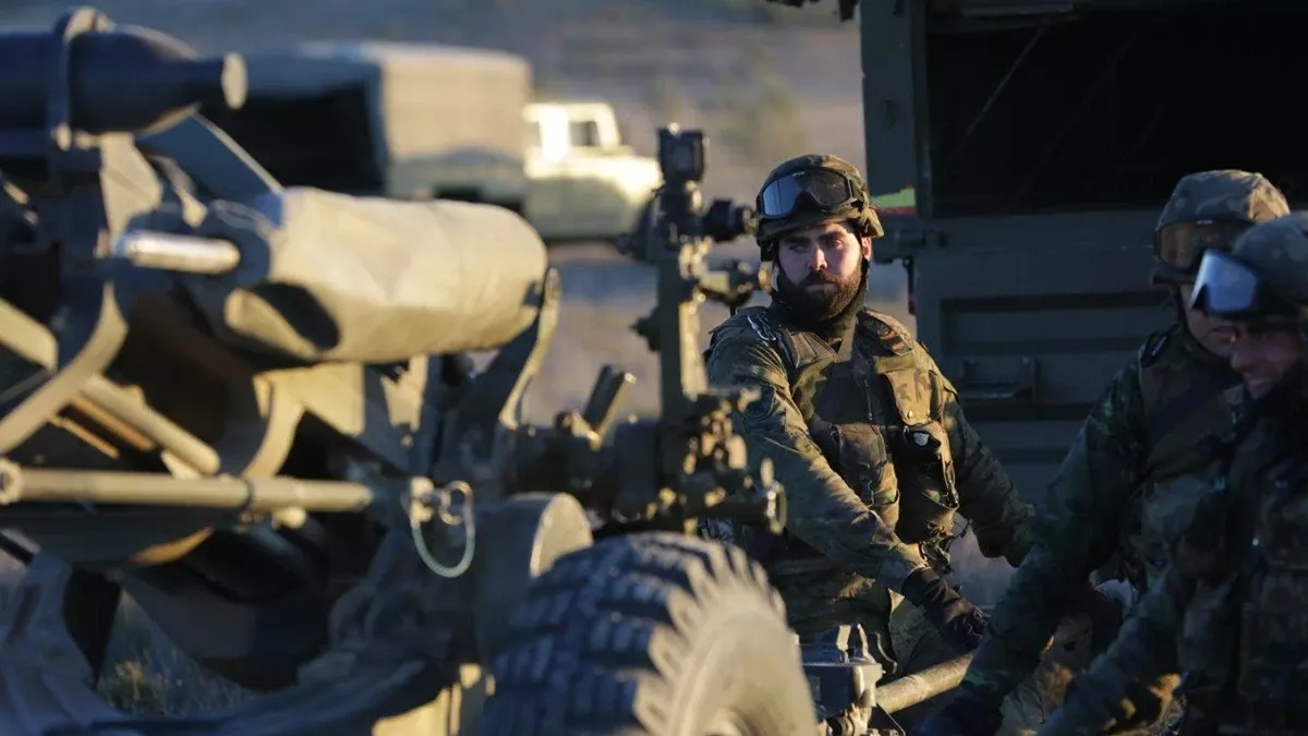 Servidores de una pieza Light Gun de 105 mm. de la BRILAT. Foto: Ejército de Tierra Servidores de una pieza Light Gun de 105 mm. de la BRILAT. Foto: Ejército de Tierra