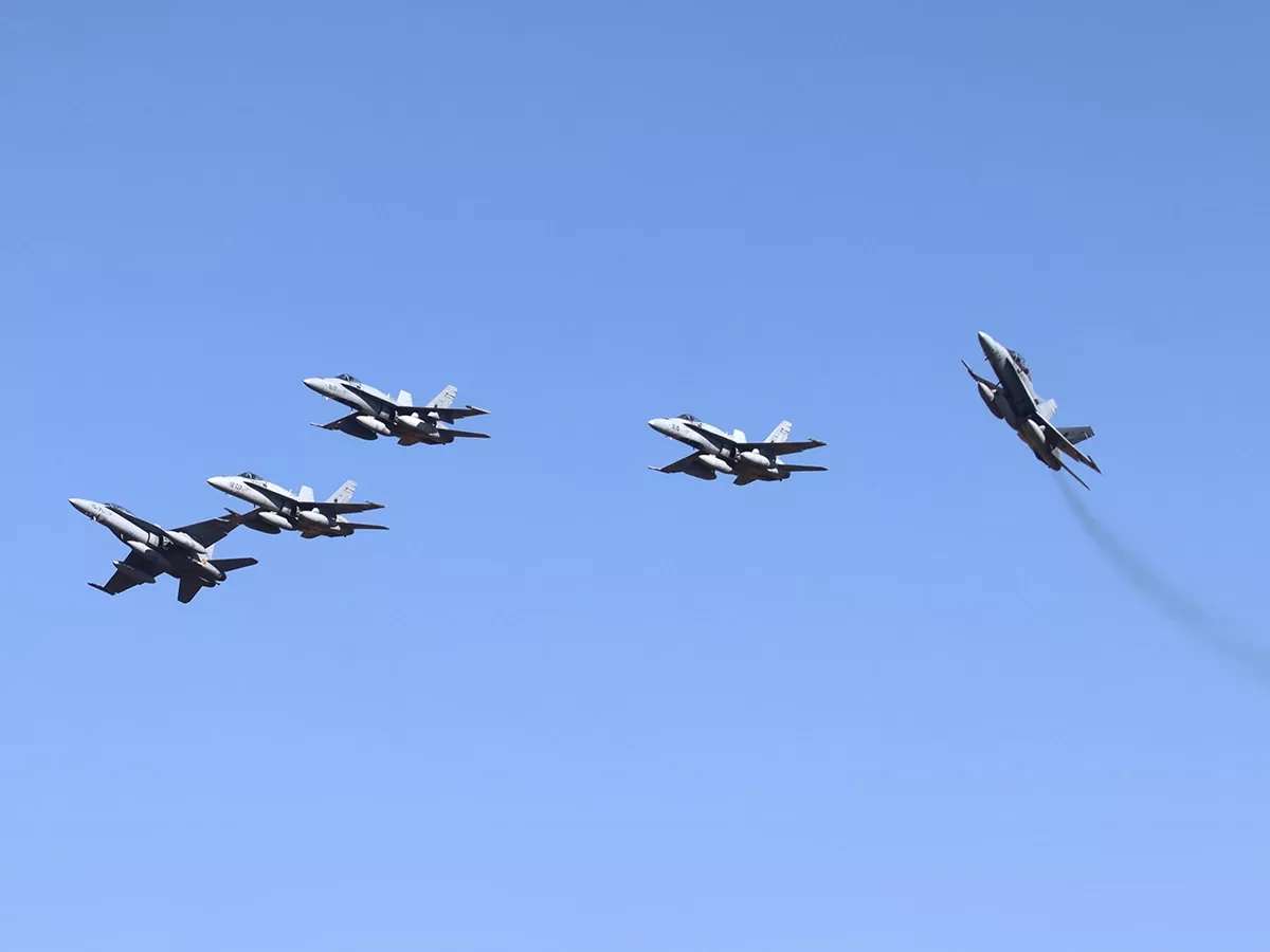 Los aviones de combate EF-18M del Ala 12 rompiendo formación sobre la base de Torrejón, tras participar en el desfile aéreo. Fotos: Julio Maíz Los aviones de combate EF-18M del Ala 12 rompiendo formación sobre la base de Torrejón, tras participar en el desfile aéreo. Fotos: Julio Maíz