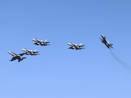 Los aviones de combate EF-18M del Ala 12 rompiendo formaci�n sobre la base de Torrej�n, tras participar en el desfile a�reo. Fotos: Julio Ma�z