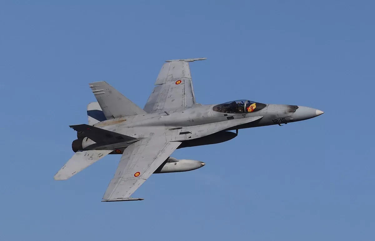 El piloto de este EF-18M del Ala 12 lleva la bandera de España en su cabina. Fotos: Julio Maíz El piloto de este EF-18M del Ala 12 lleva la bandera de España en su cabina. Fotos: Julio Maíz