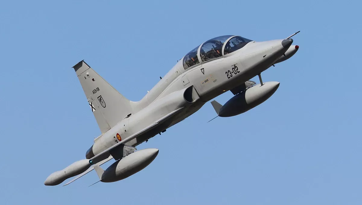 El Ala 23 pasó sobre la vertical de Madrid con cuatro de sus veteranos biplazas de entrenamiento avanzado F-5M. Fotos: Julio Maíz El Ala 23 pasó sobre la vertical de Madrid con cuatro de sus veteranos biplazas de entrenamiento avanzado F-5M. Fotos: Julio Maíz