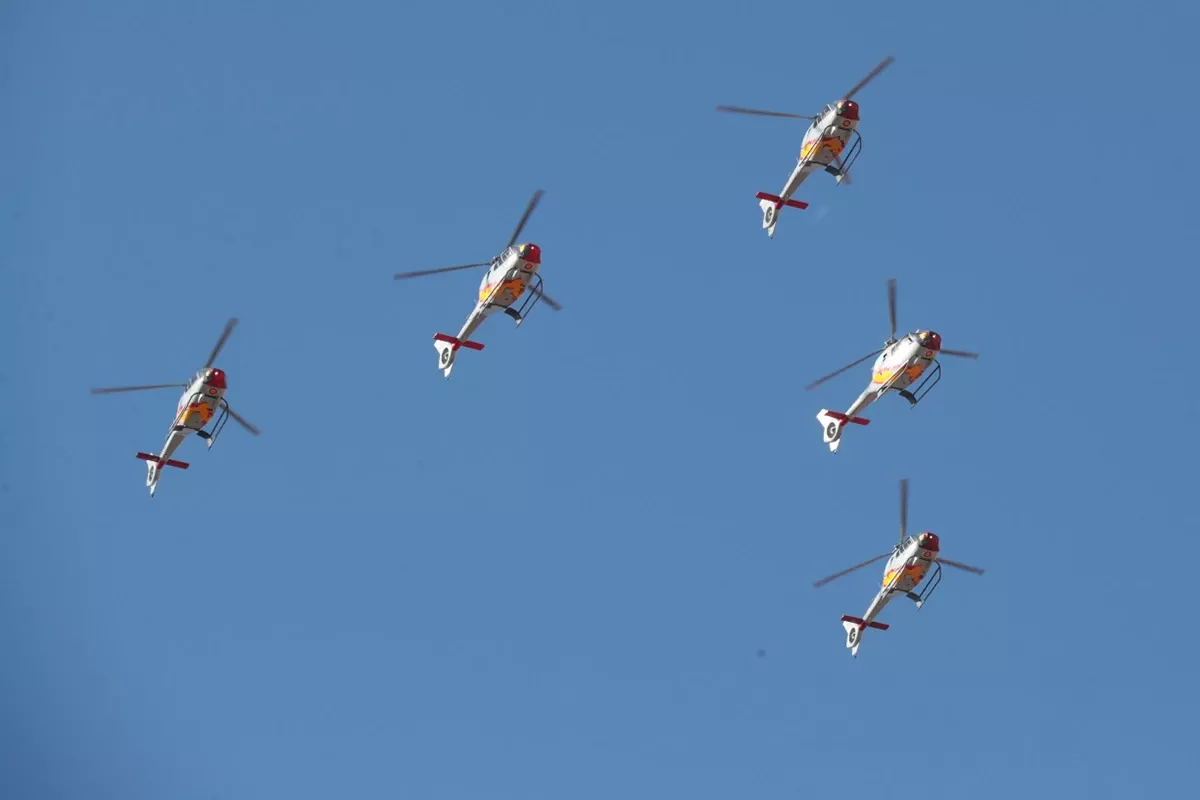 Los Airbus Helicopters EC120 de la patrulla Aspa pasando sobre Madrid. Foto: Ministerio de Defensa/Iñaki Gómez Los Airbus Helicopters EC120 de la patrulla Aspa pasando sobre Madrid. Foto: Ministerio de Defensa/Iñaki Gómez