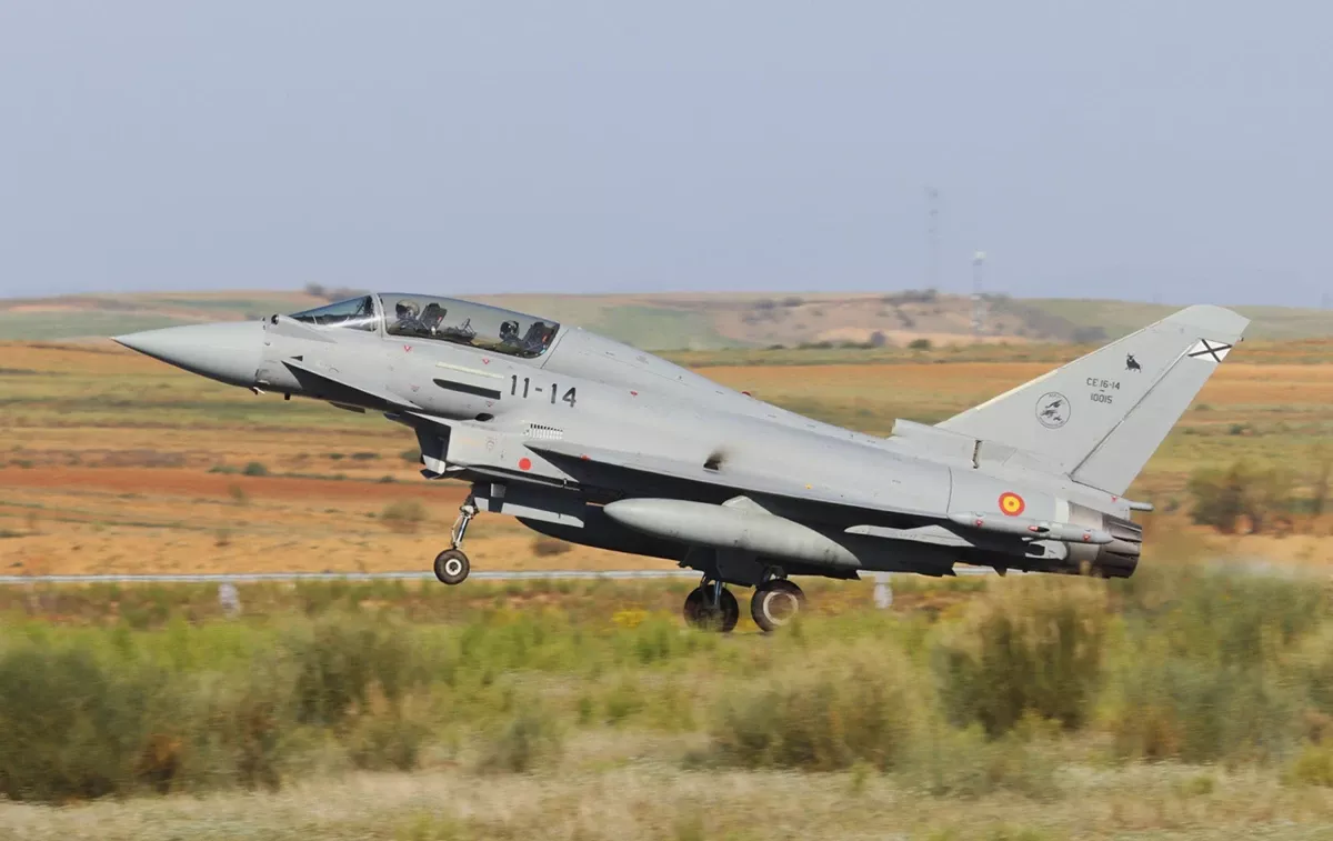 Uno de los biplazas Eurofighter del Ala 11, en el que volaba uno de los responsables de dirigir el desfile aéreo. Fotos: Julio Maíz Uno de los biplazas Eurofighter del Ala 11, en el que volaba uno de los responsables de dirigir el desfile aéreo. Fotos: Julio Maíz