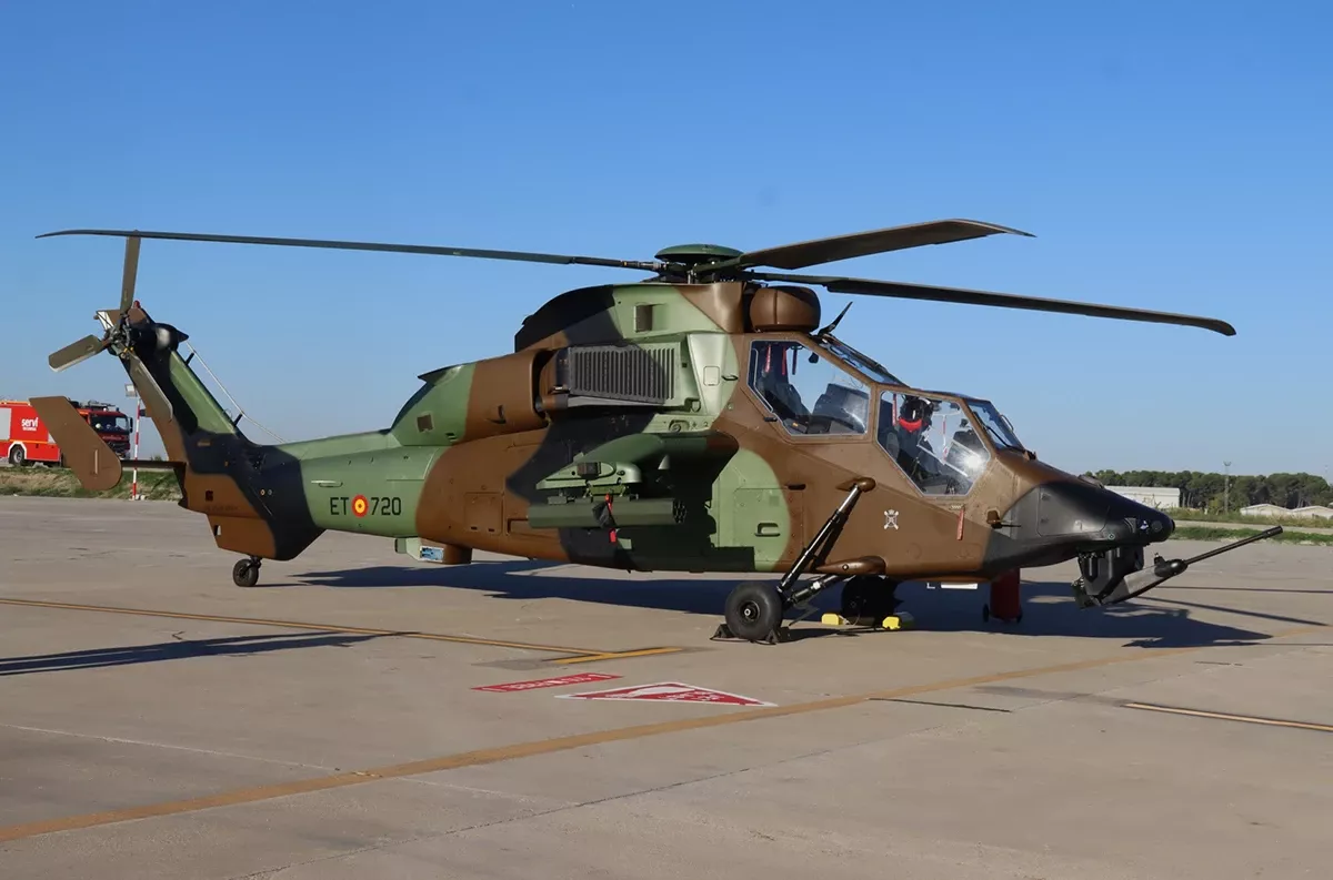 Las Fuerzas Aeromóviles del Ejército de Tierra (FAMET) participaron con una formación, que incluía tres Airbus Helicopters EC665 “Tigre”. Fotos: Julio Maíz Las Fuerzas Aeromóviles del Ejército de Tierra (FAMET) participaron con una formación, que incluía tres Airbus Helicopters EC665 “Tigre”. Fotos: Julio Maíz