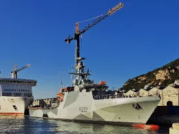 El patrullero HMS Forth en Gibraltar ya con su nuevo esquema de pintura de tipo Dazzle.  Foto: Ministerio de Defensa de Reino Unido