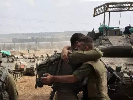 Uno de los carros de combate �Merkava� de la IDF, a la derecha, dotado de un sistema de protecci�n de rejas.