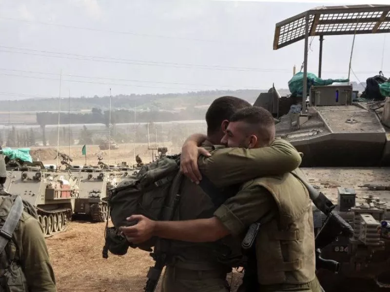 Uno de los carros de combate Merkava de la IDF, a la derecha, dotado de un sistema de proteccin de rejas.