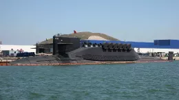 Imagen de uno de los actuales submarinos del tipo 094, se aprecian las tapas de los 12 silos de lanzamiento de misiles JL-3 abiertas. Foto: US Navy