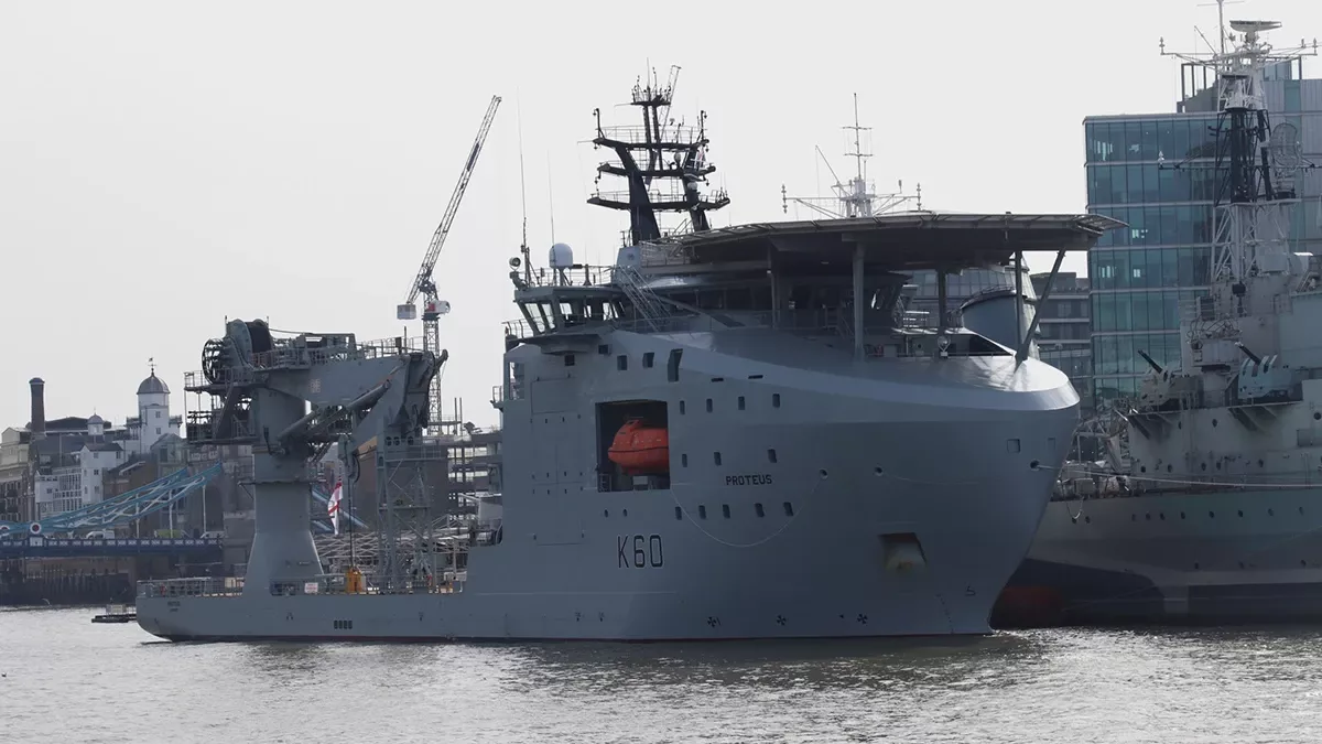 Vista de proa del RFA “Proteus” atracado en el Támesis, resalta su cubierta de vuelo sita en la parte superior de la proa. Foto: Julio Maíz Vista de proa del RFA “Proteus” atracado en el Támesis, resalta su cubierta de vuelo sita en la parte superior de la proa. Foto: Julio Maíz