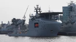 Vista de proa del RFA Proteus atracado en el Tmesis, resalta su cubierta de vuelo sita en la parte superior de la proa. Foto: Julio Maz