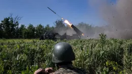 Artilleros ucranianos de la 110 Brigada Mecanizada abriendo fuego con un lanzacohetes RM-70 de fabricacin checa.