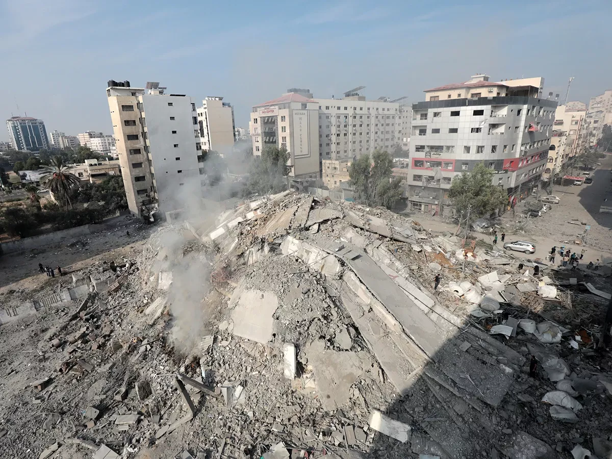 Palestinos inspeccionan las ruinas de la Torre Watan destruida en los ataques aéreos israelíes en la ciudad de Gaza, el 8 de octubre de 2023. Foto: Wafa Palestinos inspeccionan las ruinas de la Torre Watan destruida en los ataques aéreos israelíes en la ciudad de Gaza, el 8 de octubre de 2023. Foto: Wafa