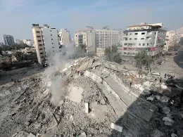 Palestinos inspeccionan las ruinas de la Torre Watan destruida en los ataques areos israeles en la ciudad de Gaza, el 8 de octubre de 2023. Foto: Wafa