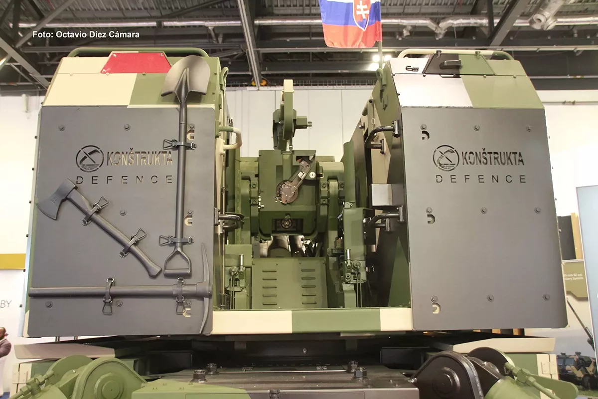 Un almacén incorpora municiones y cargas propulsoras para alimentar la pieza automáticamente y conseguir elevados ritmos de fuego. Foto: Octavio Díez Cámara Un almacén incorpora municiones y cargas propulsoras para alimentar la pieza automáticamente y conseguir elevados ritmos de fuego. Foto: Octavio Díez Cámara