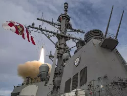 El destructor USS �Carney� lanzando un misil desde su sistema VLS. Foto: US Navy