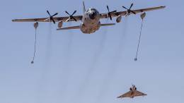 Operacin de reabastecimiento en vuelo con Hrcules de la Fuerza Area del Per.