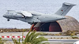 El KC-390 de la FAP aterrizando en Gando, detrs se aprecian los caractersticos hangares de la base. Foto: Antonio Rodrguez Santana