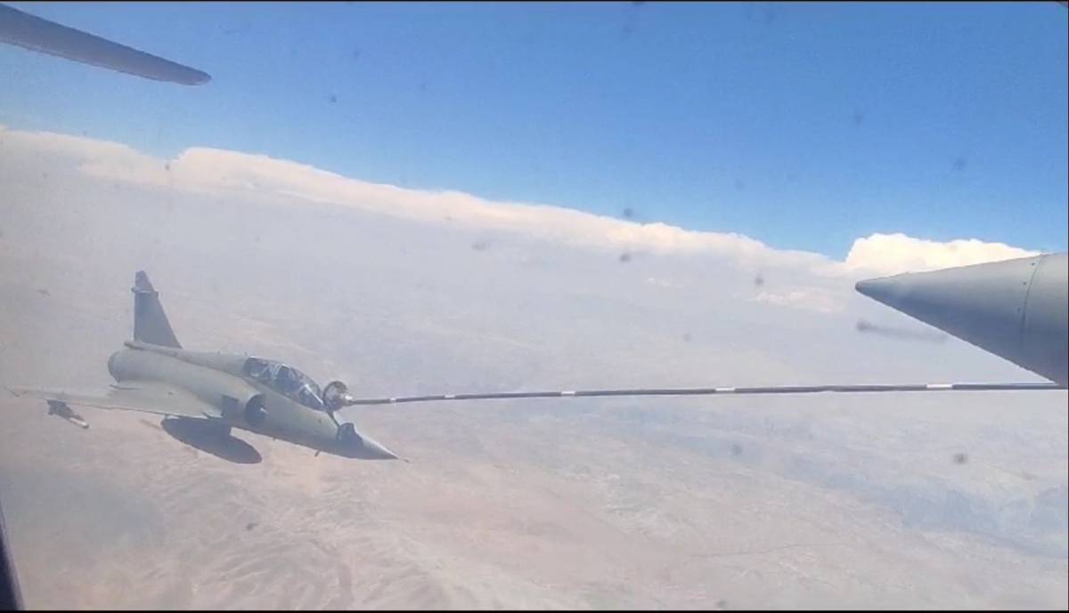 Operación de reabastecimiento en vuelo con Hércules de la Fuerza Aérea del Perú. Operación de reabastecimiento en vuelo con Hércules de la Fuerza Aérea del Perú.