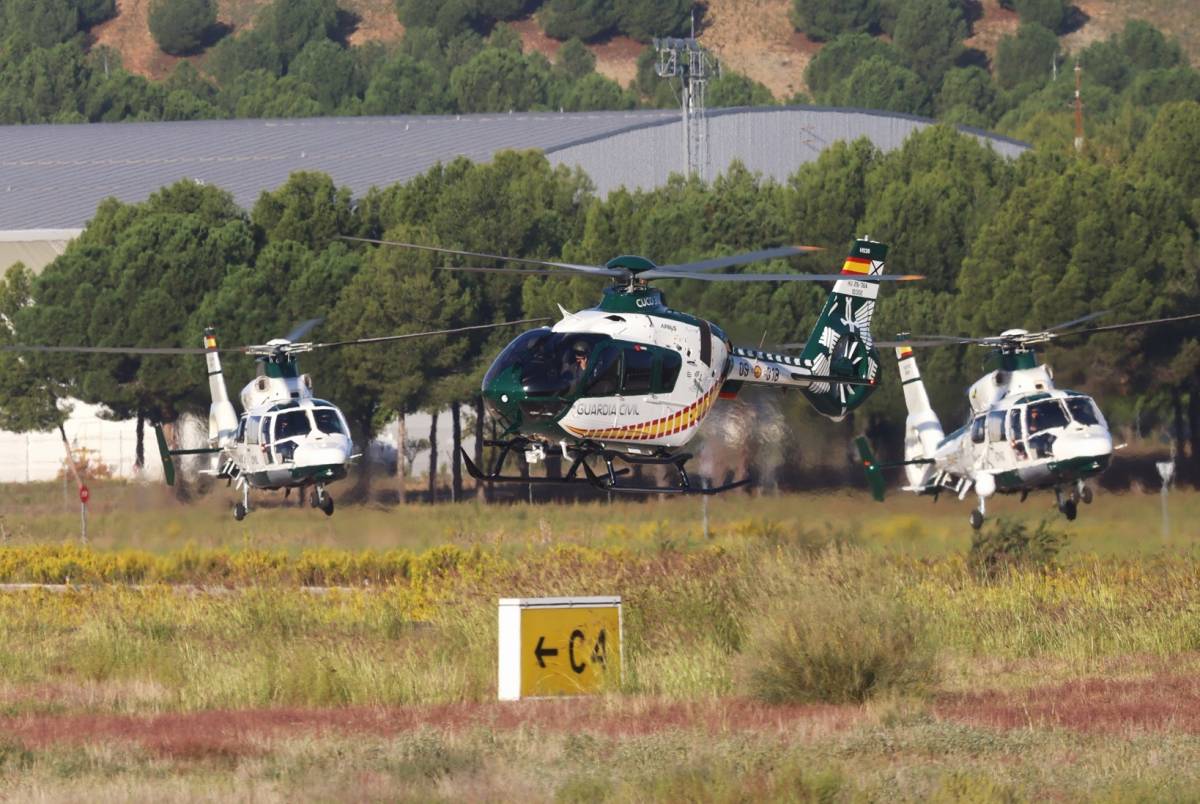 Despegando, un H135 (centro) flanqueado por sendos AS365N3 �Dauphin� 2, de la base Central de Torrej�n camino de la participaci�n desfile