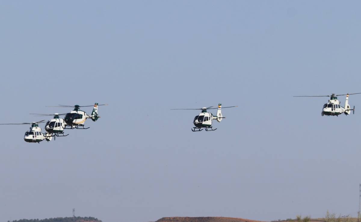 Los 5 helic�pteros del SAER participantes en el desfile del Fiesta Nacional de Espa�a