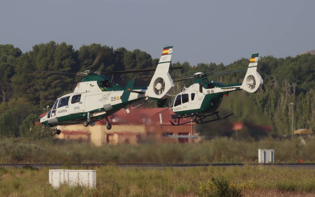 Los dos modelos de helic�pteros que principalmente utiliza actualmente el SAER son el AS365N3 (primer plano) y el H135