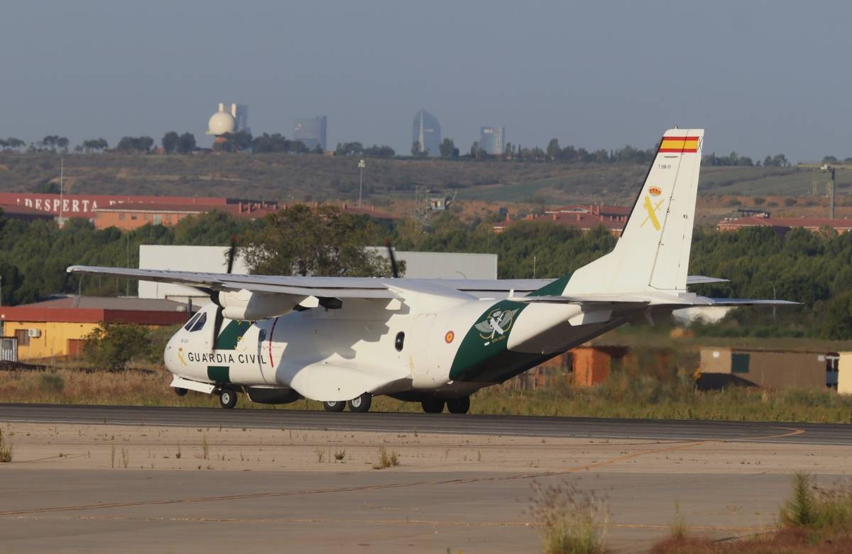 El avi�n de patrulla mar�tima CN235-300 del SAER participante camino de la cabecera 04 de la base a�rea de Torrej�n.
