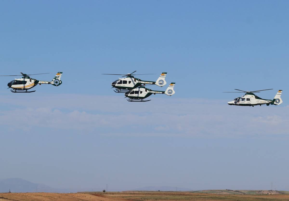 Tres de los modernos H135 seguidos por un AS365N3 �Dauphin� 2 del SAER, volviendo del desfile de la Fiesta Nacional de Espa�a.