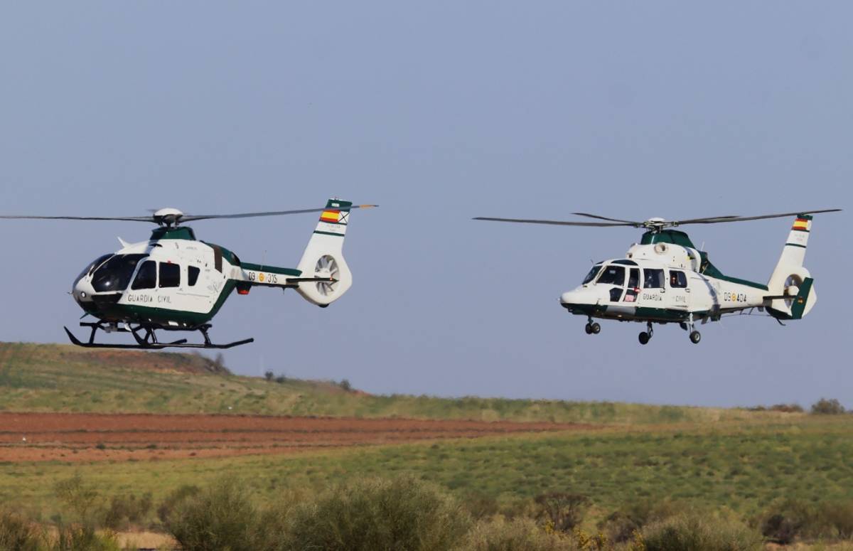 Una formaci�n de dos helic�pteros del SAER, delante un moderno H135 seguido por un AS365N3 �Dauphin� 2.