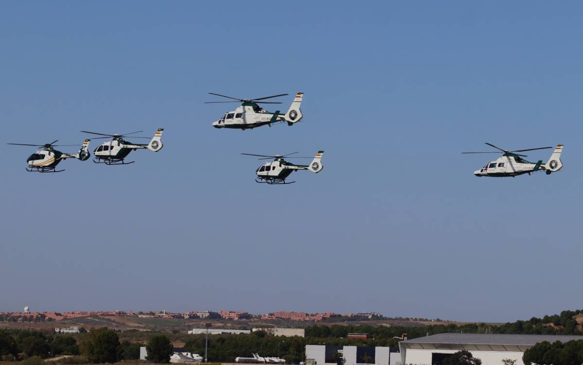 La formaci�n de helic�pteros de la Guardia Civil pasan por encima de la base central del SAER  sita en Torrej�n (Madrid).