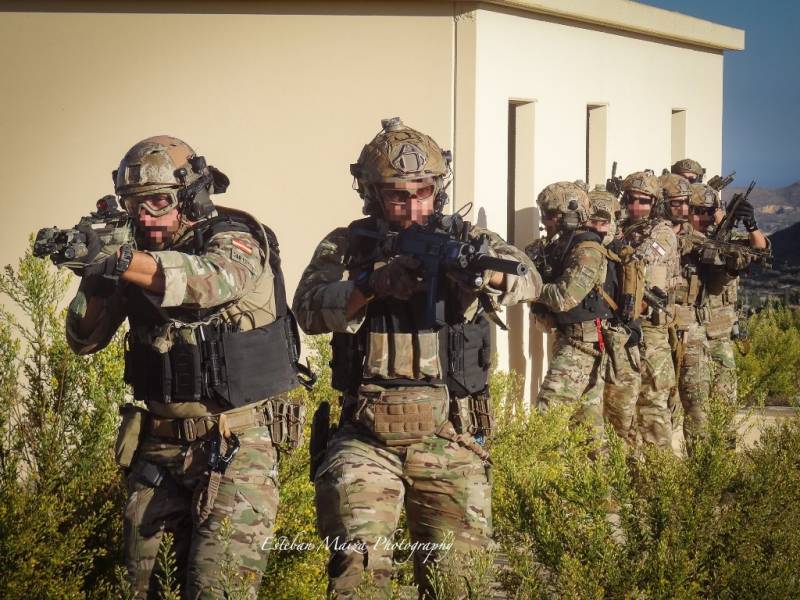 Operadores del MOE avanzando durante un ejercicio de combate en población. Operadores del MOE avanzando durante un ejercicio de combate en población.