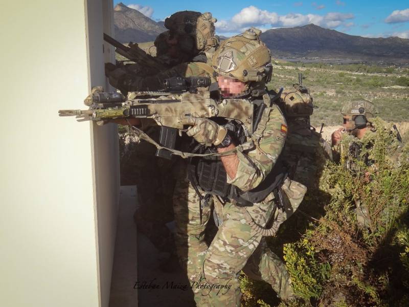 Un equipo operativo de agua del GOE III cubriéndose del fuego enemigo en un ejercicio de combate urbano. Un equipo operativo de agua del GOE III cubriéndose del fuego enemigo en un ejercicio de combate urbano.