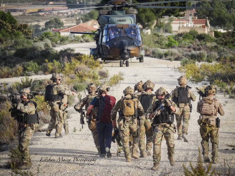 Operación CASEVAC con un helicóptero NH-90 de las FAMET para evacuar a un miembro del equipo operativo herido. Operación CASEVAC con un helicóptero NH-90 de las FAMET para evacuar a un miembro del equipo operativo herido.