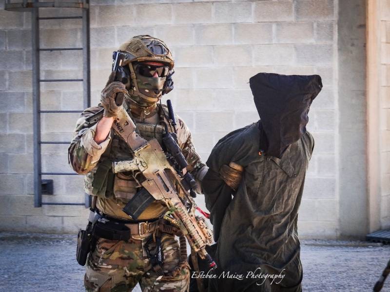 Un operador del MOE conduciendo a un objetivo de alto valor (HVI) detenido durante una operación. Un operador del MOE conduciendo a un objetivo de alto valor (HVI) detenido durante una operación.
