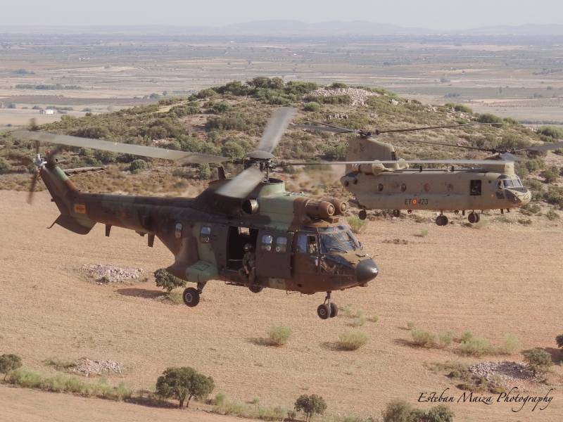 Un helicóptero Súper Puma y un Chinook parte del SOATU-RW volando a baja cota para evitar ser detectados. Un helicóptero Súper Puma y un Chinook parte del SOATU-RW volando a baja cota para evitar ser detectados.