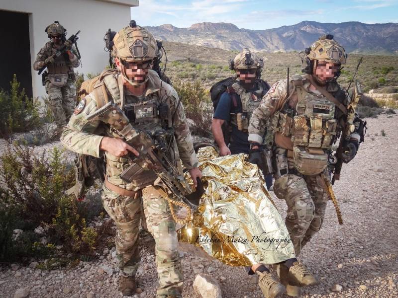 Operadores del EZAPAC y del MOE transportando a un herido en una camilla para ser evacuado en helicóptero. Operadores del EZAPAC y del MOE transportando a un herido en una camilla para ser evacuado en helicóptero.