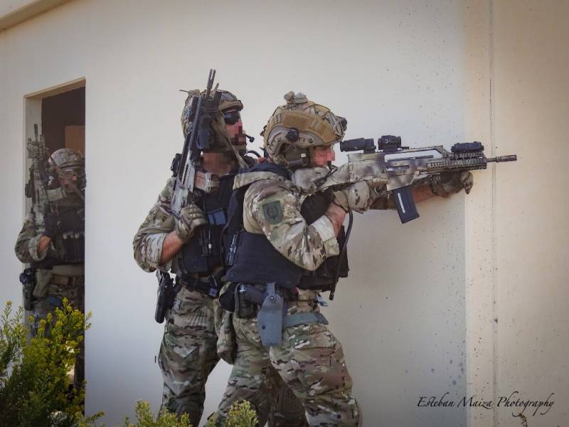 Operadores de un equipo del MOE cubriendo a sus compañeros que atienden a un herido en el interior de un inmueble. Operadores de un equipo del MOE cubriendo a sus compañeros que atienden a un herido en el interior de un inmueble.
