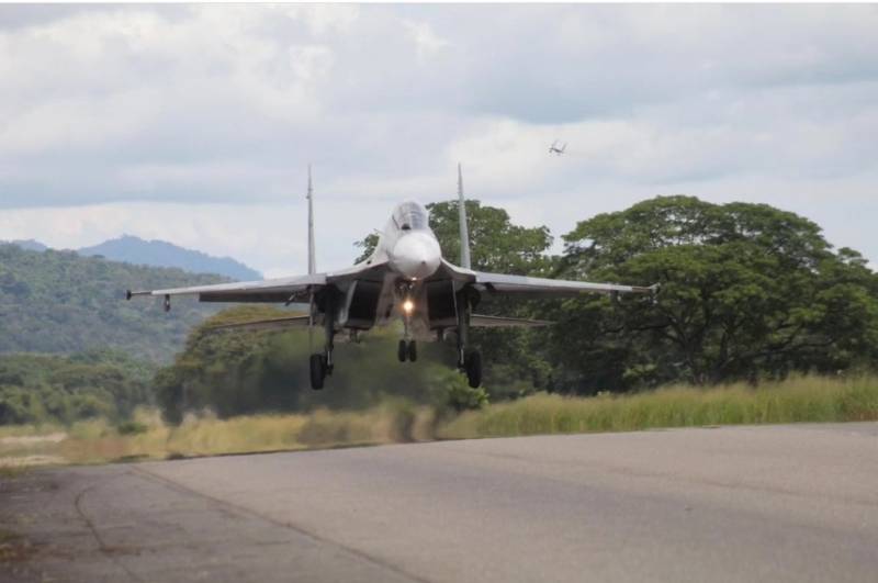 Aterrizaje de un caza polivalente Su-30MK2 del Grupo Areo de Caza N11 "Diablos". (Foto: Aviacin Militar Bolivariana)