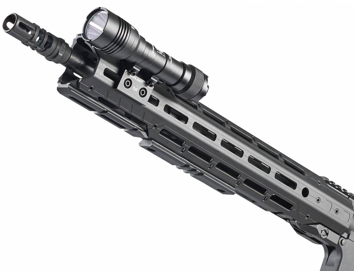 La linterna sujeta mediante fijación M-LOK (Streamlight) La linterna sujeta mediante fijación M-LOK (Streamlight)