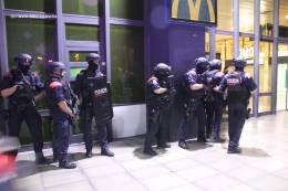 Los agentes intervinientes incluyeron efectivos de la BRIMO y de la ARRO barcelonesa equipados con distintos medios de carcter ms tctico. (Octavio Dez Cmara) 