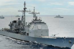 El crucero de misiles guiados USS Lake Champlain (CG 57) de la clase Ticonderoga.