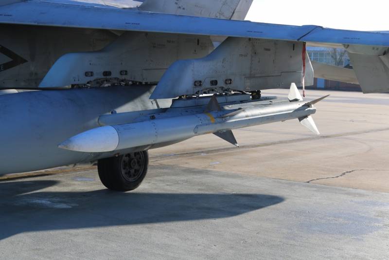 Un AIM-120 AMRAAM bajo las alas de un F-18 (Ejército del Aire y del Espacio) Un AIM-120 AMRAAM bajo las alas de un F-18 (Ejército del Aire y del Espacio)