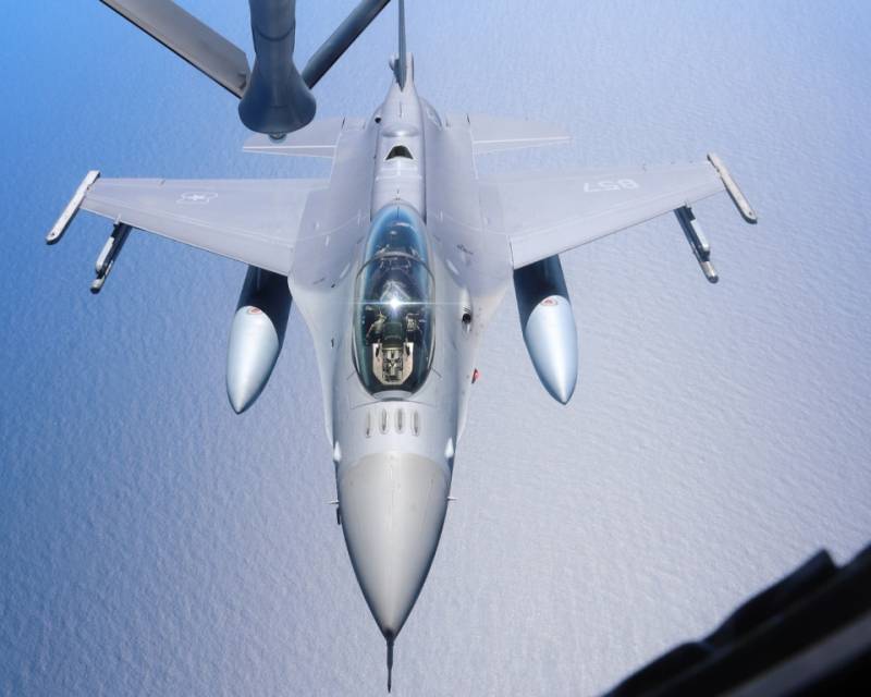 Un F-16 chileno durante un reabastecimiento en vuelo (FACH) Un F-16 chileno durante un reabastecimiento en vuelo (FACH)