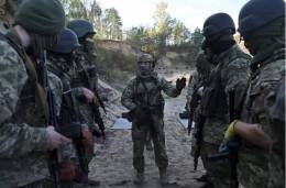 Un instructor ucraniano durante el entrenamiento de un grupo de voluntarios rusos alistados al servicio de Kiev.