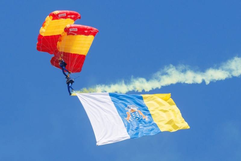 Personal de la PAPEA descendiendo sobre las playas de las Canteras portando la bandera de Canarias. (foto Antonio Rodríguez Santana) Personal de la PAPEA descendiendo sobre las playas de las Canteras portando la bandera de Canarias. (foto Antonio Rodríguez Santana)