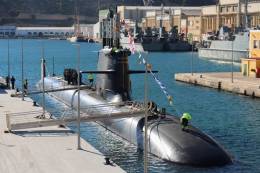 Imagen del submarino S-81 Isaac Peral atracado en una de las fosas de la Flotilla de Submarinos (foto: Miguel Egea).