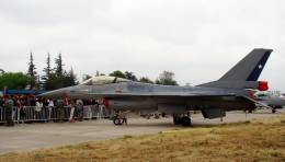 Avi�n F-16 A Block 10 llegado como apoyo de instrucci�n en tierra, foto: Carlos Sobarzo.