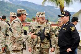 El Jefe del Comando Conjunto, General de Ejercito Manuel Gomez d ela GTorres, conversando con el Jefe del CE-VRAEM, General de Division Miguel Angel Gonzales Bohorquez, y con el Comandante General de la Polica Nacional, General Jorge Angulo Tejada. 