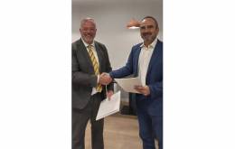 Luis Guerra y Juan Tomás Hernani tras firmar el acuerdo.